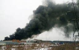 При тушении пожара на складе завода в Екатеринбурге произошел взрыв