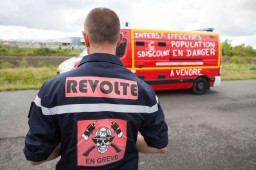 Французские пожарные требуют увеличения зарплаты и социальных льгот, иначе грозятся забастовками