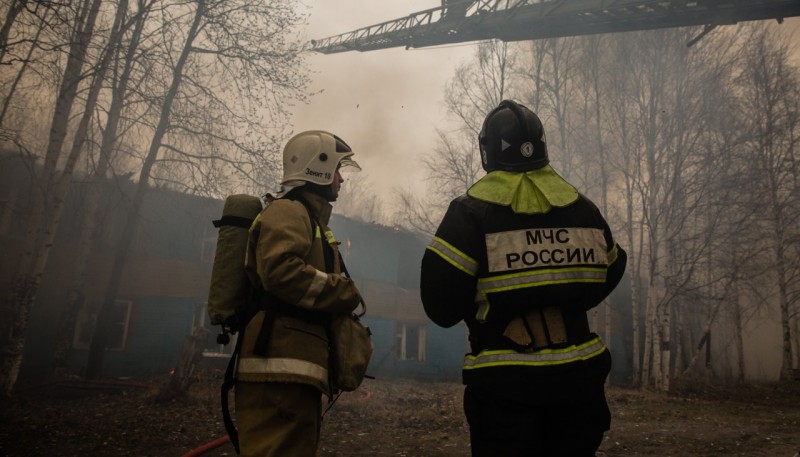 Сотрудники МЧС ликвидируют пожар в расселенном доме в Сургуте, 21 мая 2018 года