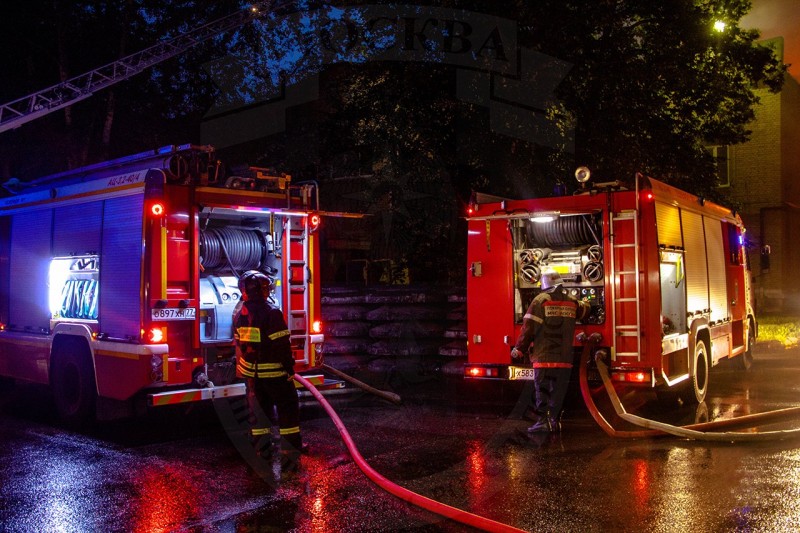 Пожарные у горящего здания в Тушино в Москве, 19 июня 2014 года ГУ МЧС по Москве