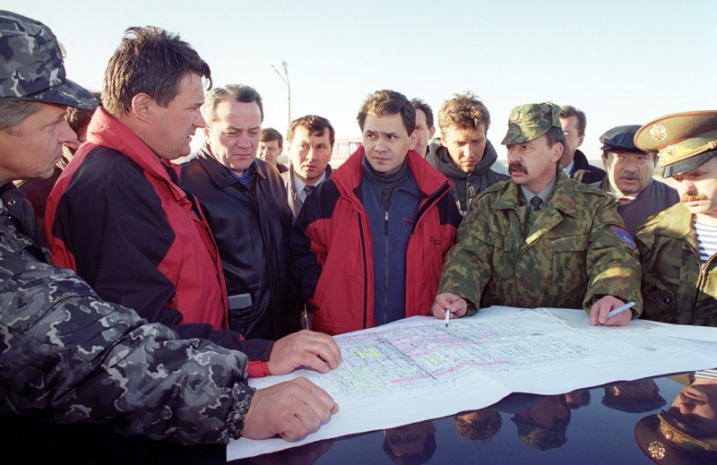 Глава МЧС Сергей Шойгу проводит совещание в Нефтегорске на Сахалине, где накануне произошло землетрясение, 29 мая 1995 года Роман Денисов
